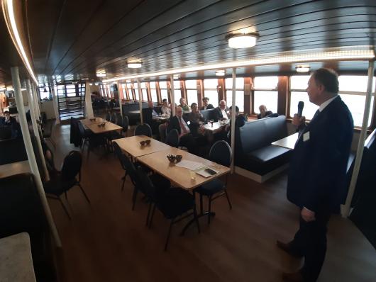 Henk Jan van Schothorst (CCI) with audience on Urk